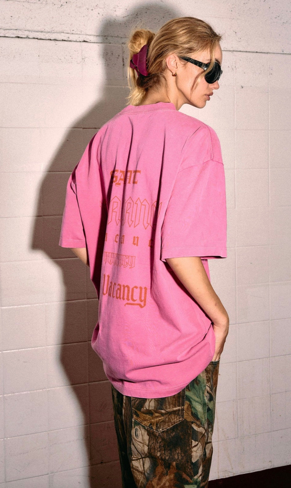 NO VACANCY TEE DARK PINK ACID WASH