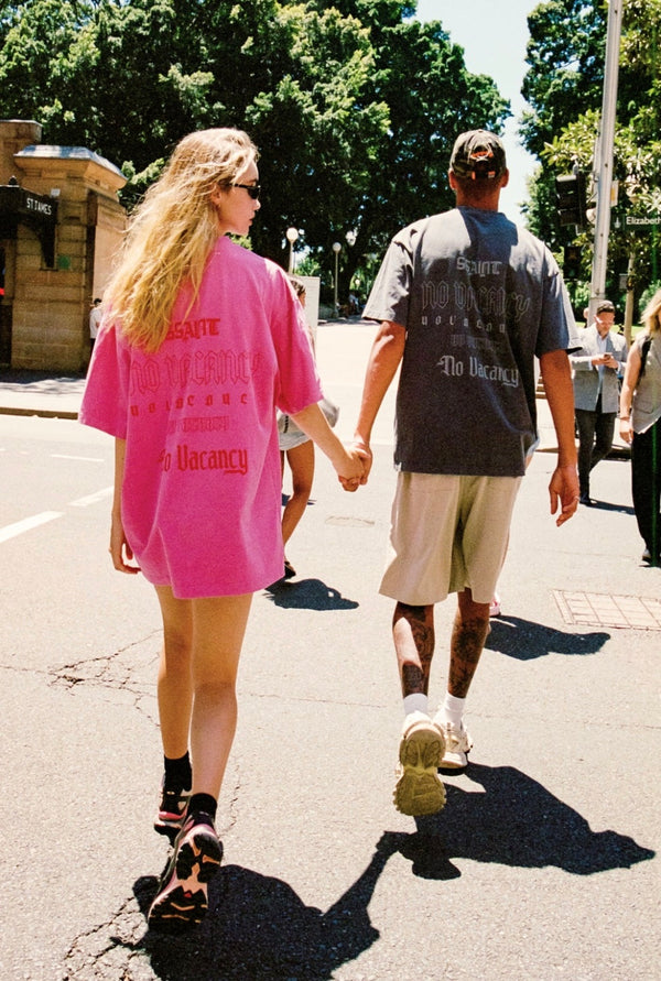 NO VACANCY TEE DARK PINK ACID WASH