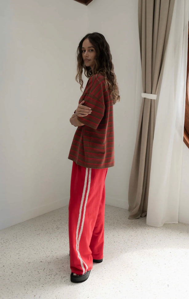 SCOTTI TEE | RED/ BROWN